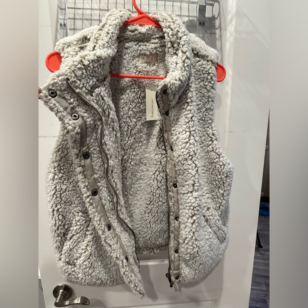 *NEW* Sz M* Francesca’s* Sherpa sleeveless jacket